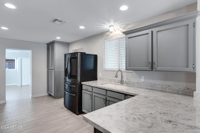 Building Photo - 607 E Encanto Dr
