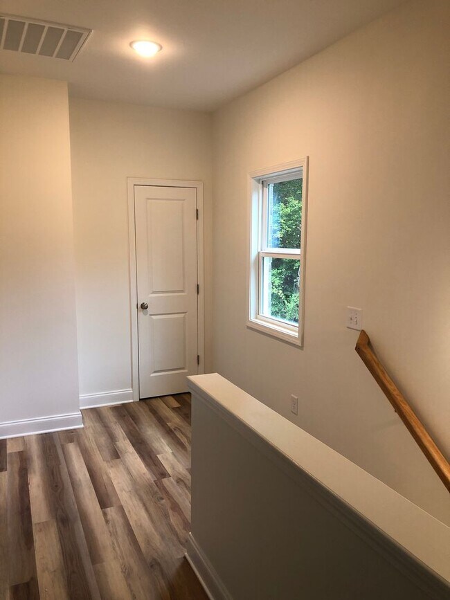 Building Photo - r38