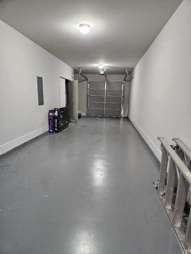 Building Photo - Furnished, 6 - 9 Month lease available.  L...