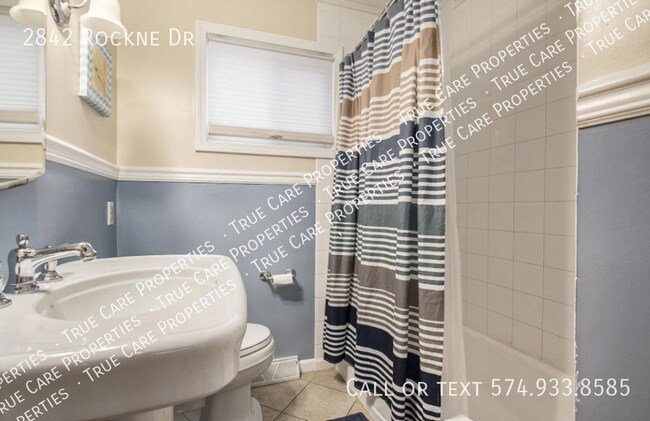 Building Photo - 2842 Rockne Dr