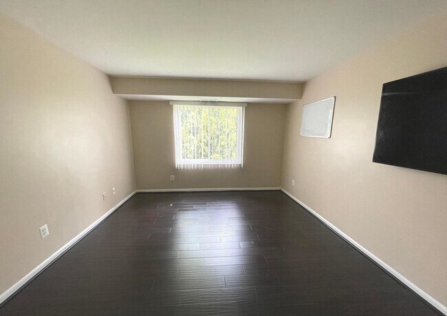 Building Photo - Beautiful 2BR 2BA top floor condo located across from Montgomery Mall