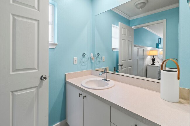 Building Photo - 2BR | 2Bath Central Sarasota Townhouse