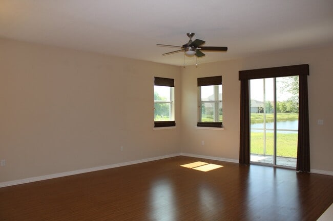 Building Photo - "Stunning 3 Bed/2 Bath Home with Lake View...