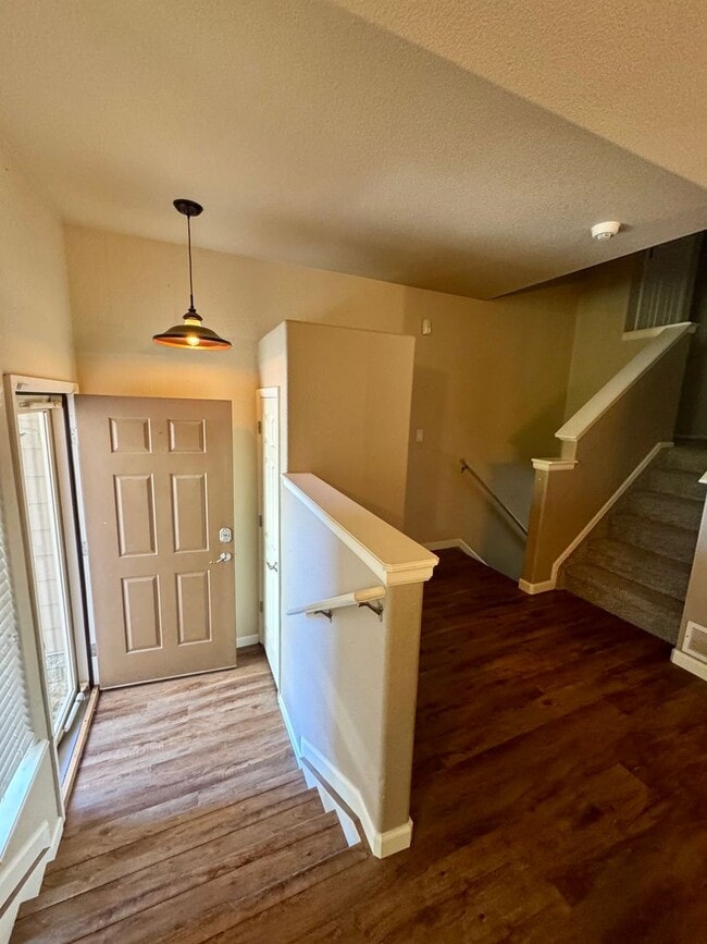 Building Photo - Lovely 3 bedroom/3 car tandem garage home ...