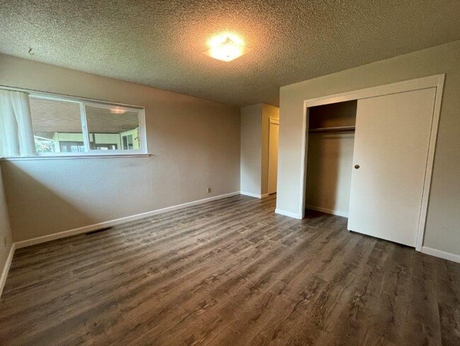 Building Photo - Desired Greenhaven 4 Bedroom