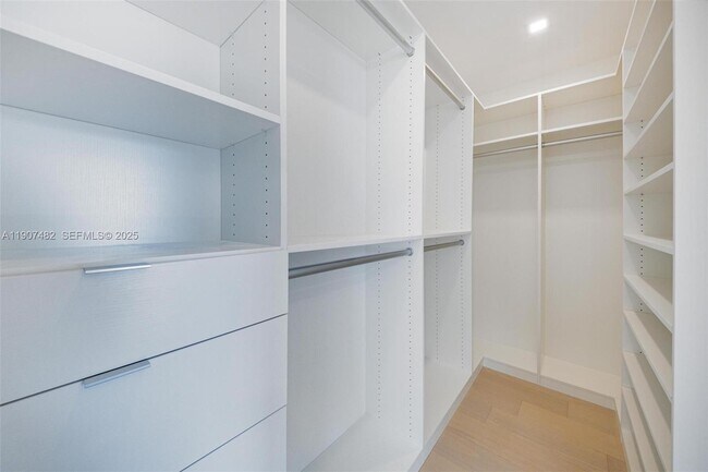 Building Photo - 242 Palm Ave