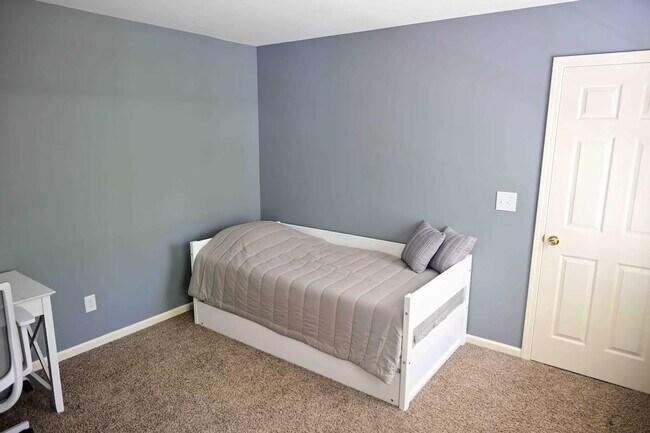 Building Photo - 180 Ruggles Rd