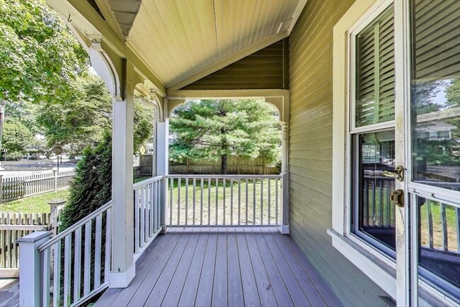 Building Photo - 2 Elm St