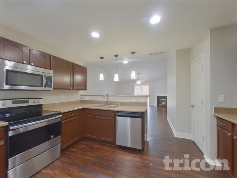 Building Photo - 4116 Larkhaven Village Dr