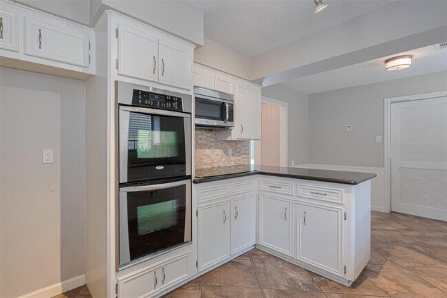 Building Photo - 927 Carlingford Ln