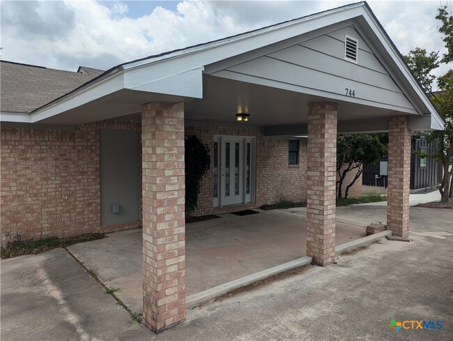 Building Photo - 744 Hill Top Dr