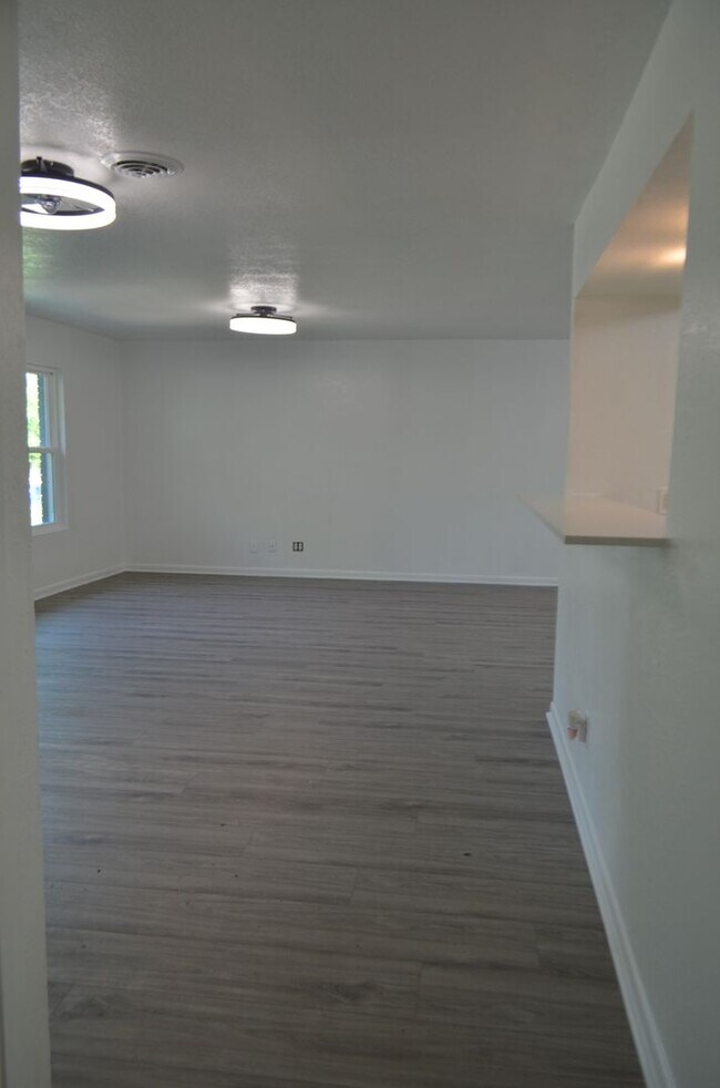 Building Photo - Reduced price!