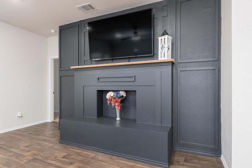 Building Photo - 105 Black Wolf Run