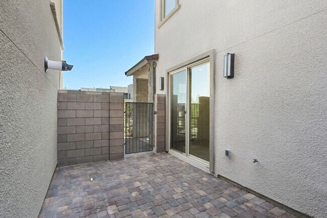 Building Photo - Summerlin Beauty With Bed and Bath On 1st Floor