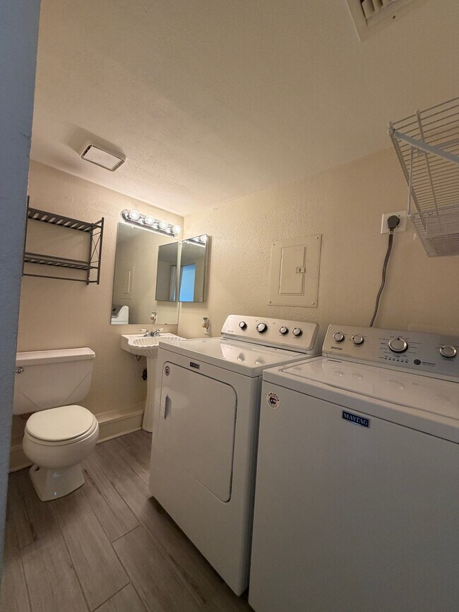 Building Photo - 2040 S Longmore