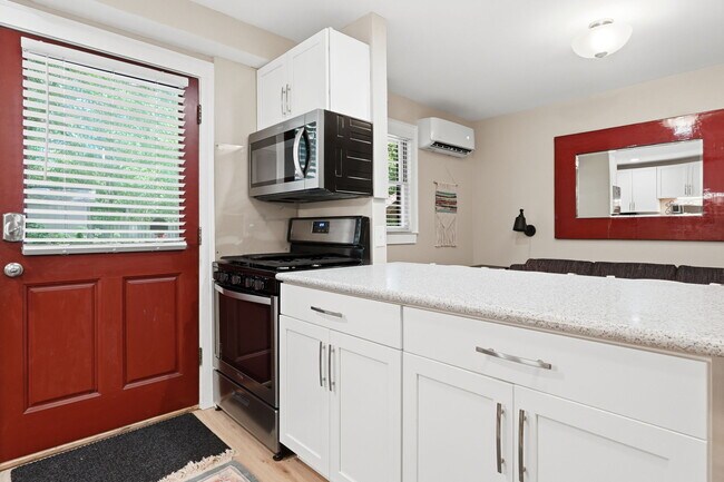 Building Photo - 826 Mentelle Dr NE