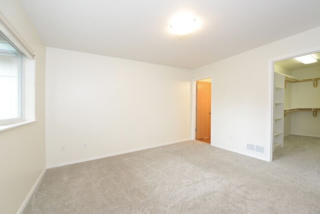 Building Photo - 264 Dailey Ave