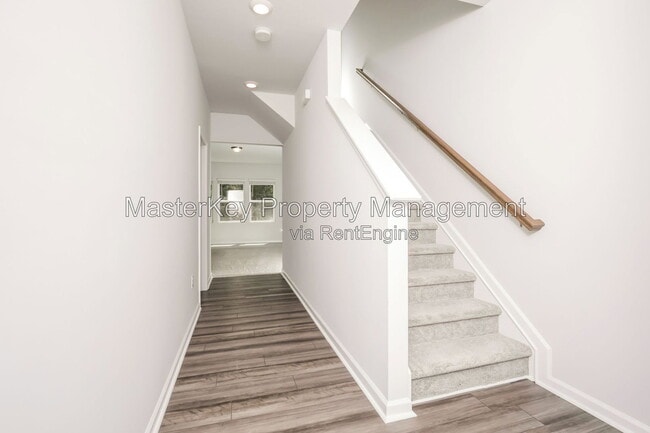 Building Photo - 804 McKenzie Pk Ter