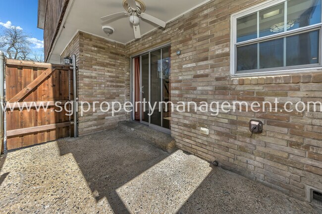 Building Photo - 7906 Royal Ln