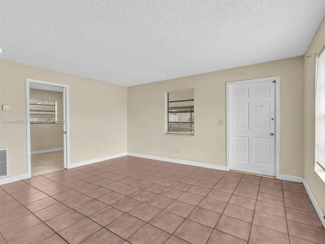 Building Photo - 5611 SW 37th St