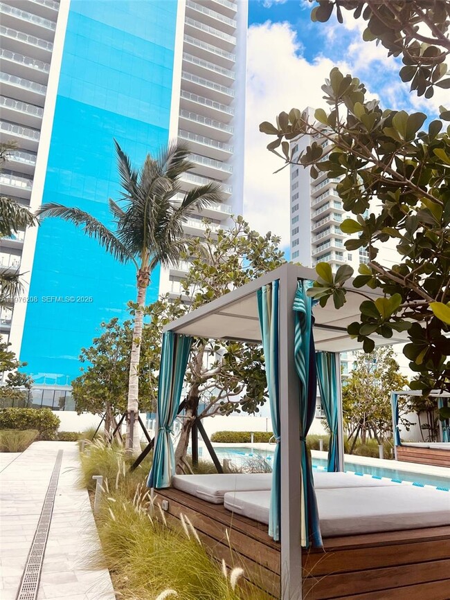 Building Photo - 700 NE 26th Terrace