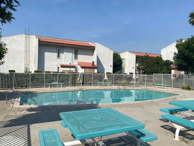 Building Photo - 2521 W Sunflower Ave