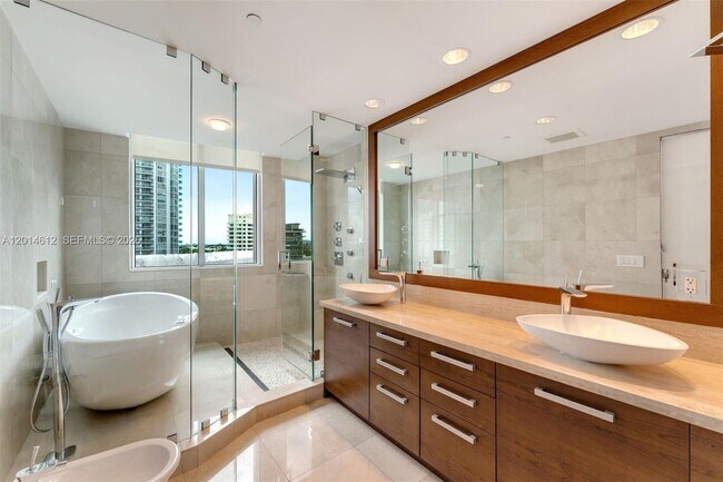 Building Photo - 5959 Collins Ave