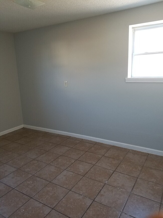 Building Photo - 718 Demaret Dr