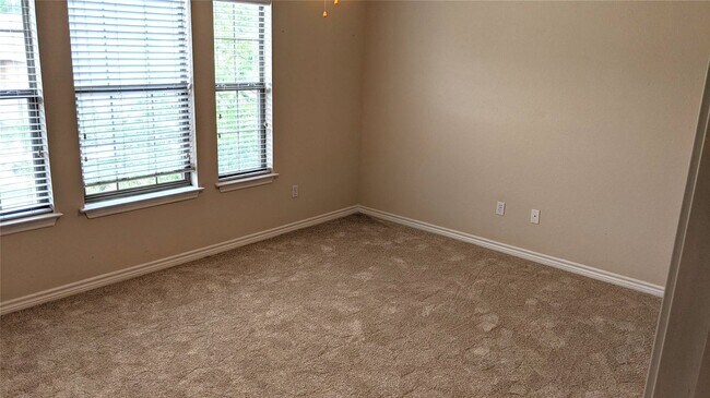 Building Photo - 112 Sendero Dr