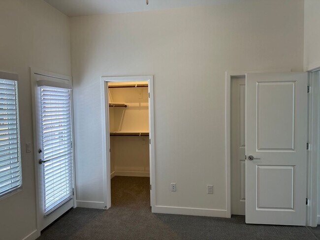 Building Photo - Experience Modern Elegance in this Summerlin Townhouse