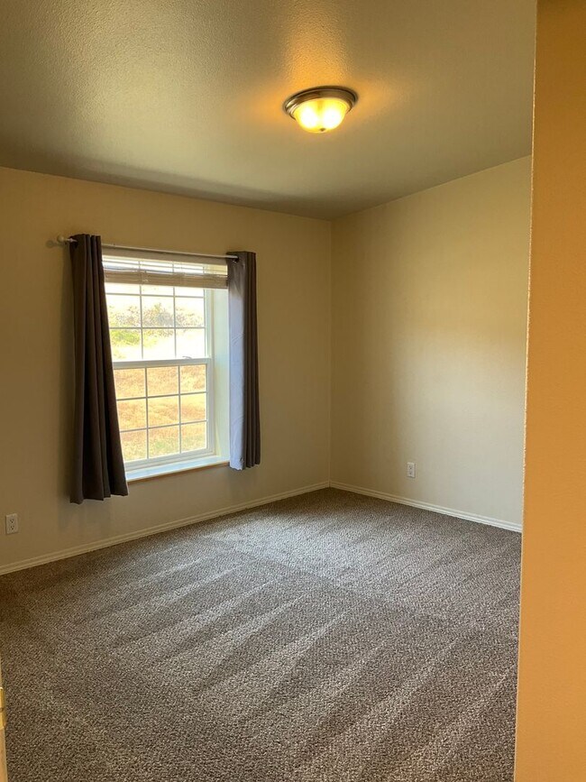 Building Photo - 4 Bed 3 Bath Home with Expansive Country V...