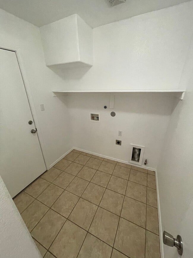 Building Photo - Great 5 Bedroom/2.5 Bathroom off Porter Dr.