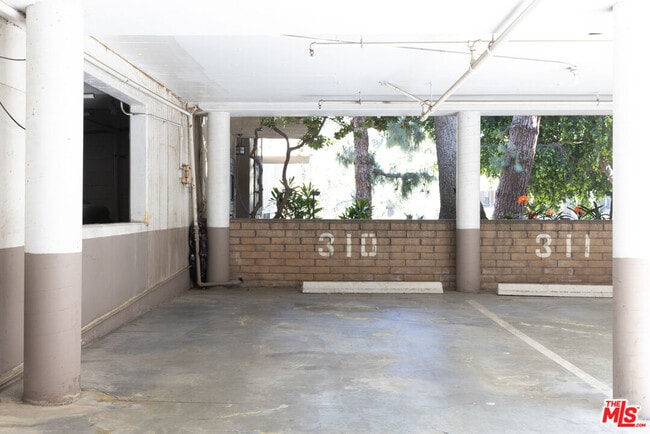 Building Photo - 6708 Hillpark Dr