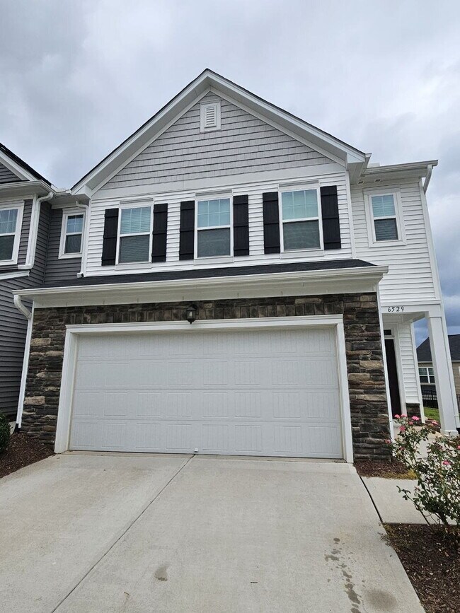 Building Photo - Modern townhome with high-end finishes throughout, minutes to 540 and walkable to great shopping.