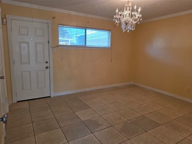 Building Photo - 1016 E Tri Oaks Ln