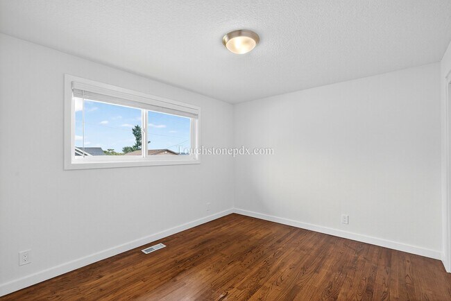 Building Photo - Tranquil West Linn Living Near Parks and S...