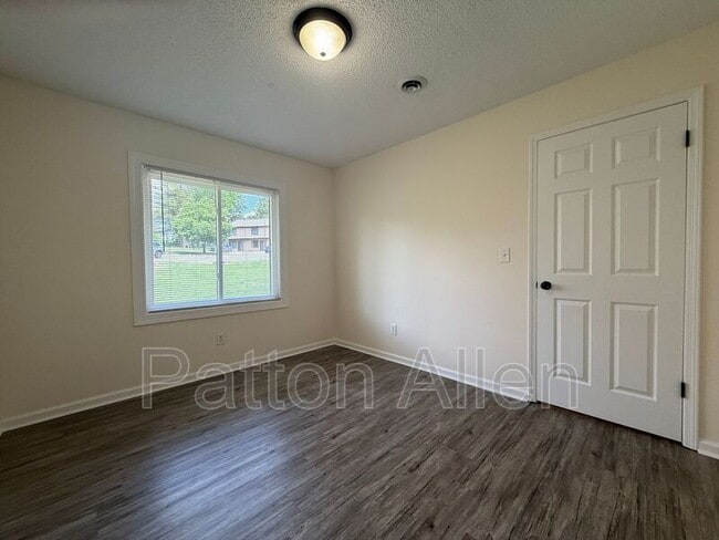 Building Photo - 28 Dawnwood Cir
