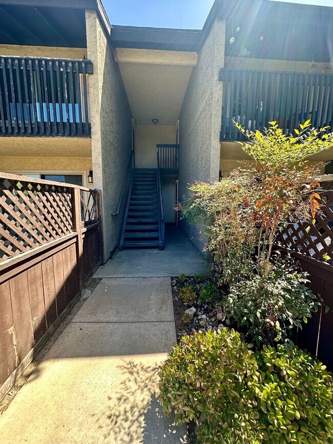 Building Photo - 321 Rancho Dr