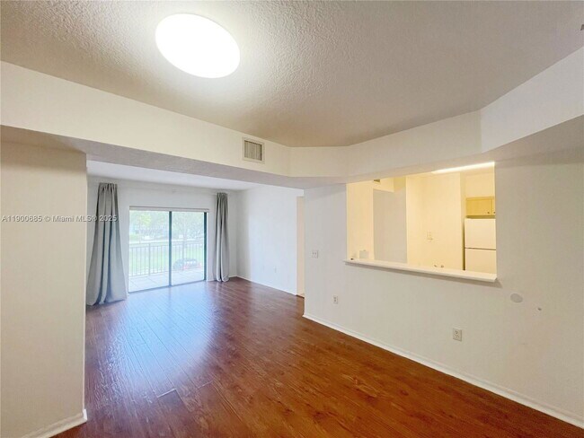 Building Photo - 9340 Fontainebleau Blvd