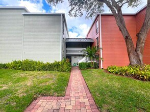 Building Photo - 2424 W Tampa Bay Blvd