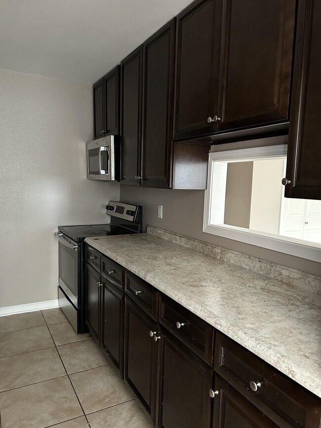 Building Photo - 300 Woodale Dr
