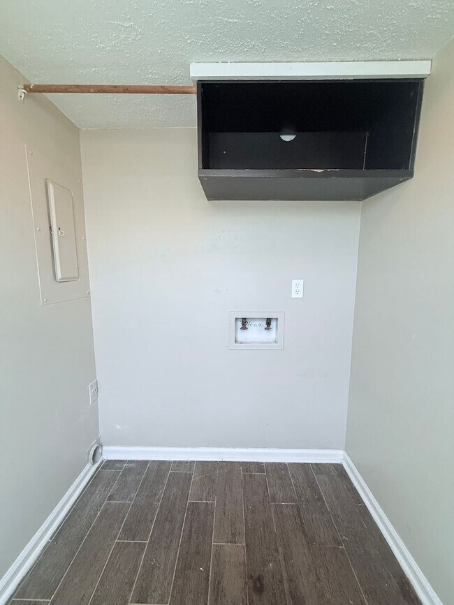 Building Photo - 2 bedroom townhome in Oakwood, GA