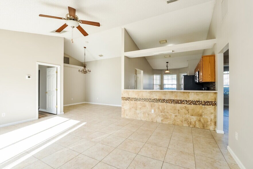 Building Photo - 1371 Summerbrook Dr