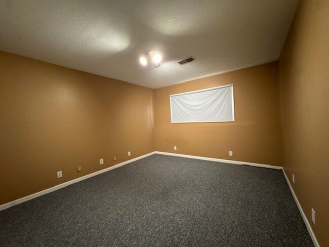 Building Photo - 552 N Country Club Rd