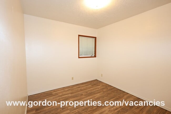 Building Photo - SE Green Vista Dr - Milwaukie 2 bedroom duplex with fireplace