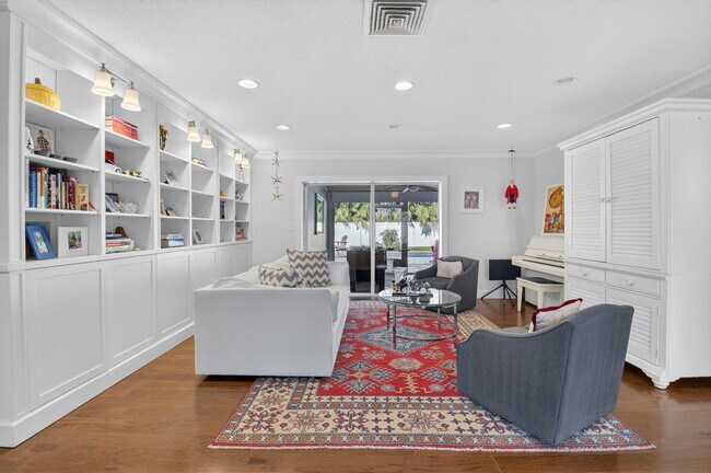 Building Photo - 1010 SW 2nd St