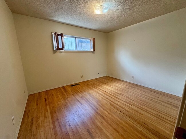 Building Photo - Well-maintained Northeast Gem!