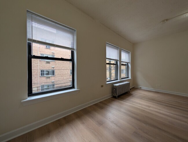 Building Photo - 5417 N Kenmore Ave