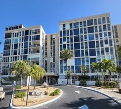 Building Photo - 7400 Sun Island Dr S