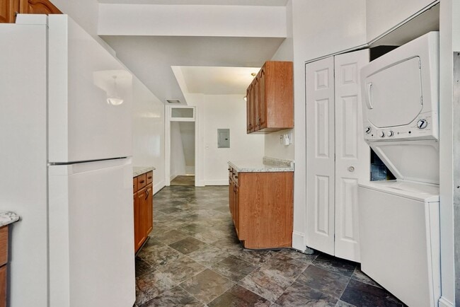 Building Photo - Professionally Managed// 3 Bedroom 2 Bathroom Condo // Kalorama/Dupont Circle// 1 Parking Spot In...